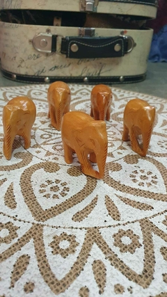 Elefantes chicos de madera - comprar online