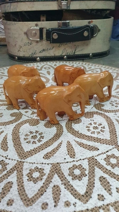 Elefantes chicos de madera