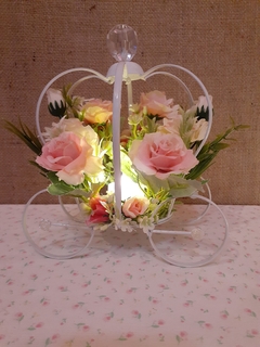 Centro de mesa carroza con flores y vela led - comprar online