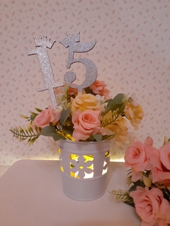 Centro de mesa maceta con flores y numero - Somos tu Evento