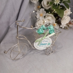 Mini bici dorado plateado souvenir con flores y tarjeta