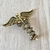 Broche Caduceu Hermes Dourado símbolo da Medicina | Pistache Acessórios