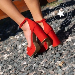 Sandalia Sophie Roja con plataforma de cuero gamuzado rojo, talonera y pulsera con tira fina