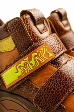Zapatillas urbanas estilo botitas de cuero con abrojo