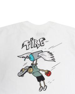 Camiseta Fire x Skatelixos Flying With Spray (Off White) - comprar online