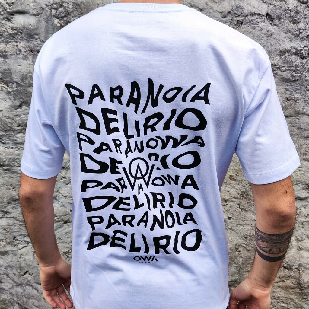Remera Blanca con diseno y logo bordado en negro