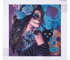 (2735) Pintura Com Diamantes - Diy 5D Strass - Mulher Esqueleto com Gato - 30x30 cm - Pedras Especiais - Mundo dos QCS