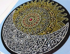 (2047) Pintura com Diamantes - Mandala Sol e Lua - 30x30 cm - Pedras Especiais - Mundo dos QCS