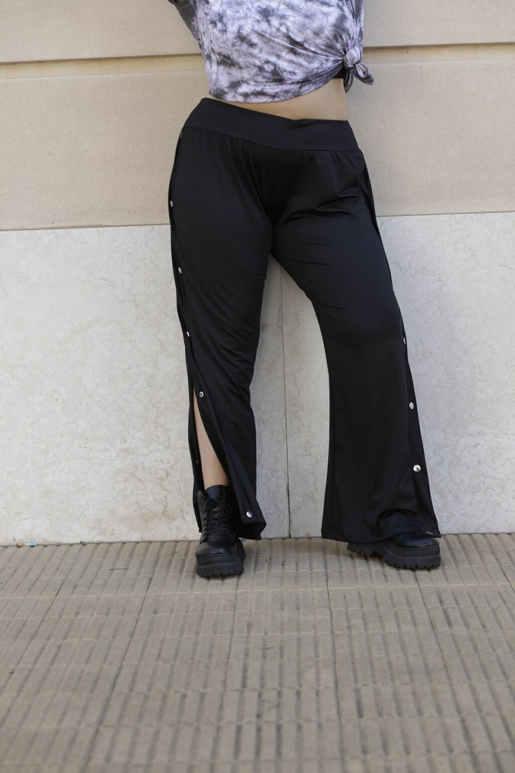 PANTALON OVERSIZE BROCHES CON NEGRO Kala.Baza