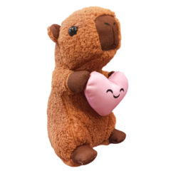 Peluche Carpincho Capibara con Corazón Rosa - comprar online