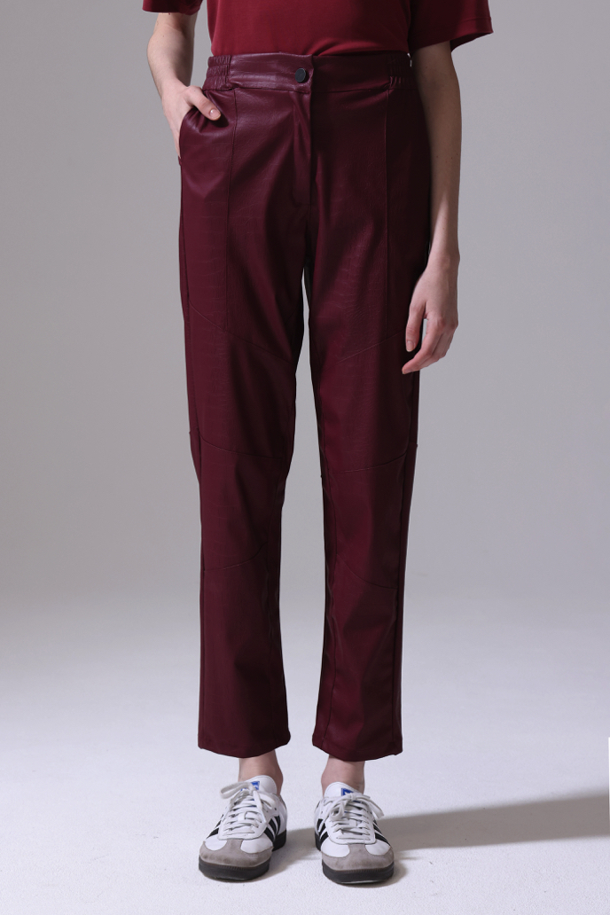 pantalon simil cuero PU estilo slouchy para mujer. color cereza