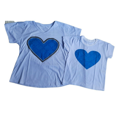 Kit blusas t-shirt mae e filho coração azul