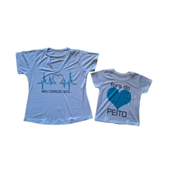 Kit blusas t-shirt mae e filho coração fora do peito azul