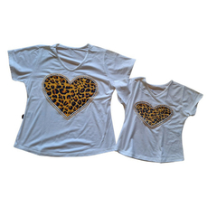 Kit blusas t-shirt mae e filha Oncinha Coração Claro - comprar online