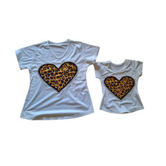 Kit blusas t-shirt mae e filha Oncinha Coração na internet