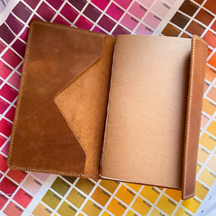 Midori standard con costura alrededor, bolsillo y solapa c/ 3 cuadernillos por Via Vee en internet