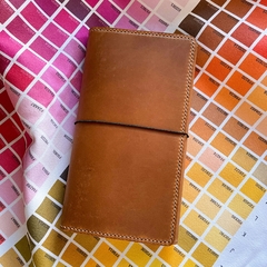 Midori standard con costura alrededor, bolsillo y solapa c/ 3 cuadernillos por Via Vee
