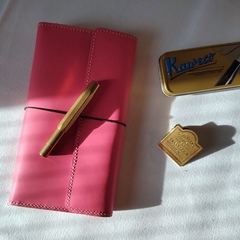 Midori standard con costura alrededor, bolsillo y solapa c/ 3 cuadernillos por Via Vee
