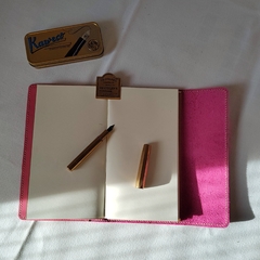 Midori standard con costura alrededor, bolsillo y solapa c/ 3 cuadernillos por Via Vee - tienda online