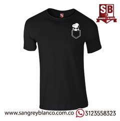 Camiseta Snoopy Bolsillo - Sangre y Blanco