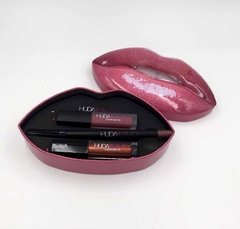 Huda beauty contour & Strobe Lip Set na internet