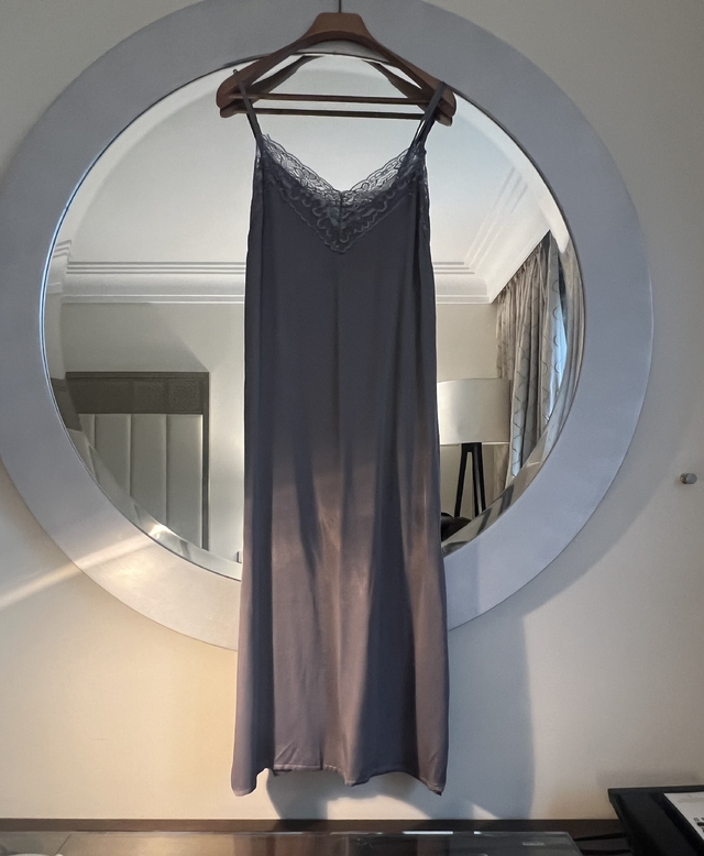 VESTIDO RAFAELA SEDA Y PUNTILLA GRIS