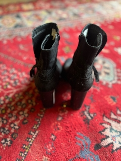 botas negras con moño christoan siriano en internet