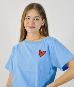 REMERA SOPHY CELESTE AMOR -ESPALDA BORDADA