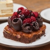 cuadrado de brownie con rulos de chocolate