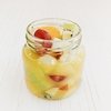 Ensalada de frutas en frasco de vidrio 