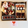Box Love, incluye un box picada, un box felicidad y 4 mini cuadrados de brownie con dulce de leche