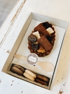 Box Huevo Relleno Chocotorta + Macarons