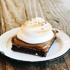 cuadrado de brownie con dulce de leche y merengue