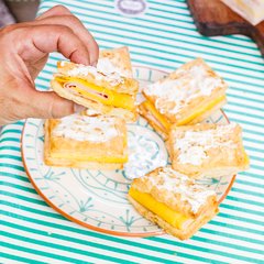 fosforitos rellenos incluidos en el servicio de lunch tradicional para 50 personas