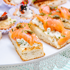 bruschettas x 10 de Salmón, queso crema  y ciboulette