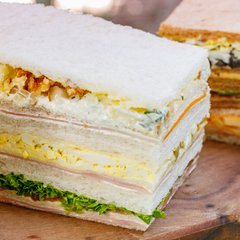 sandwichs de miga incluidos en el lunch para 50 personas