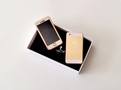 Mini Celular Cenográfico - Iphone Dourado com Caixinha na internet