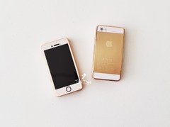 Mini Celular Cenográfico - Iphone Dourado na internet