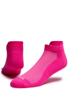 Meias poliamida na cor rosa neon, apresentando design anatômico e detalhes em malha. Ideal para atividades esportivas.