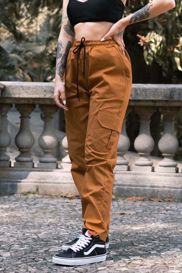 Calça jogger de sarja cargo tradicional boca reta com ajuste na barra