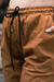 Calça jogger de sarja cargo tradicional boca reta com ajuste na barra feminina Riot Clothing (caramelo)
