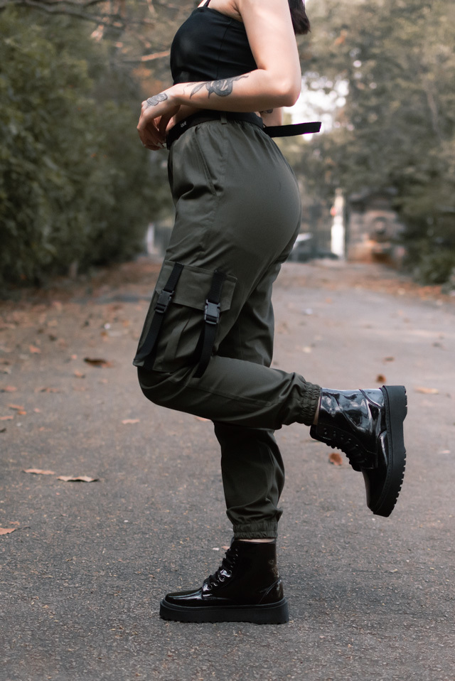 Calça jogger de sarja cargo tumblr feminina Riot Clothing verde musgo