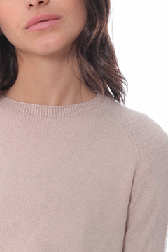 SWEATER BASTIAN ESCOTE REDONDO CLÁSICO BEIGE - comprar online