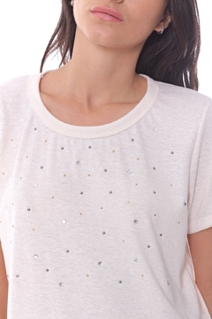 REMERA MC PEPITAS ESCOTE REDONDO CON APLIQUES DE STRASS COLOR BEIGE - comprar online