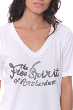 REMERA MC AMSTERDAM ESCOTE EN V ESTAMPADA COLOR TIZA - comprar online