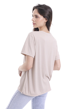 REMERA MANGA CORTA CON BOLSILLO ROSE BEIGE - comprar online