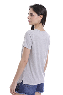 REMERA MANGA CORTA ESCOTE EN V OCHOOR II GRIS MELANGE - Soho Denim