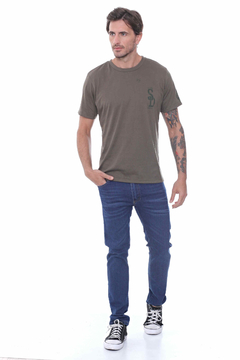 REMERA MC TRILOGO COLOR VERDE OLIVA - Soho Denim