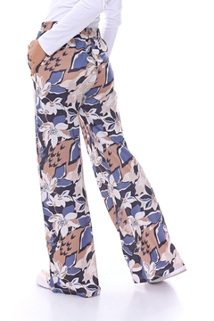 PANTALON MAGNA DE LANILLA ESTAMPADA Y PIERNA AMPLIA COLOR BEIGE en internet