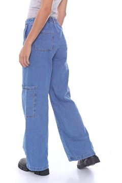 PANTALON JOHN DE JEAN PIERNA AMPLIA COLOR AZUL en internet